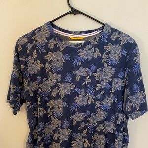 Floral tshirt. Size medium.